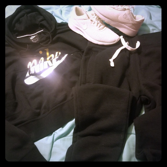 nike hoodie and joggers womens